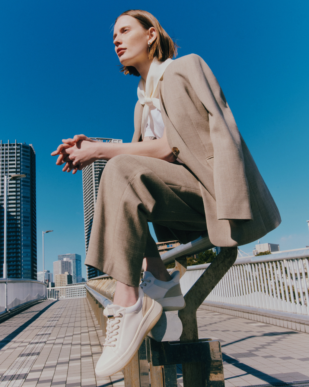 撥水ハンズフリースニーカー651を履いた女性